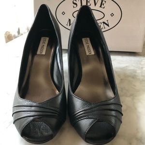 Steve Madden Black Leather peep toes sz 10